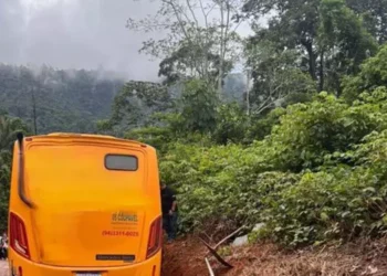 A imagem de destaque mostra o ônibus que caiu em uma vala na Estrada Raimundo Mascarenhas. (Foto: Reprodução | Portal Pebão)