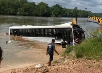 A imagem mostra o ônibus dentro do rio e a parte frontal dele danificada. (Foto: Reprodução | Redes sociais)