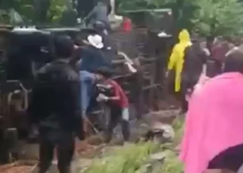 Imagens que circulam nas redes sociais mostram o momento em que os passageiros saem do ônibus tombado utilizando as janelas. (Reprodução/ redes sociais)