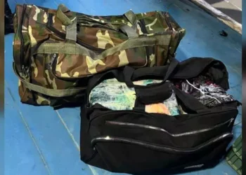 A imagem em destaque mostra os entorpecentes apreendidos pela Polícia Civil e que estavam sendo transportados em uma pequena embarcação de alumínio. (Foto: Reprodução | Redes Sociais)