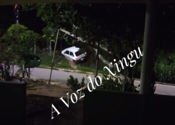 Motorista perde controle de veículo em estrada escorregadia na zona rural de Vitória do Xingu
