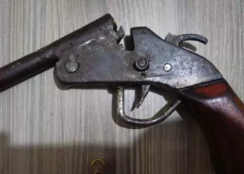 A arma caseira que, segundo os policiais militares, estava em poder do adolescente de 15 anos (Foto: Reprodução/Redes sociais)