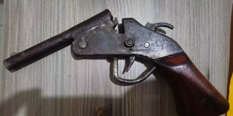 A arma caseira que, segundo os policiais militares, estava em poder do adolescente de 15 anos (Foto: Reprodução/Redes sociais)