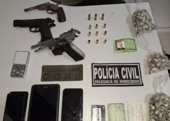 A imagem de destaque mostra os objetos apreendidos pela polícia ao fim da operação “Corta Fogo Fase III”, que inclui armas, drogas e documentos falsos. (Foto: Reprodução | Redes sociais)