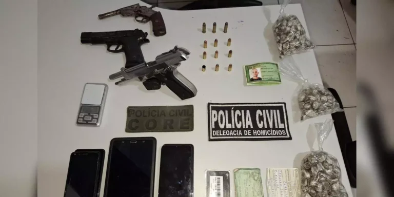 A imagem de destaque mostra os objetos apreendidos pela polícia ao fim da operação “Corta Fogo Fase III”, que inclui armas, drogas e documentos falsos. (Foto: Reprodução | Redes sociais)