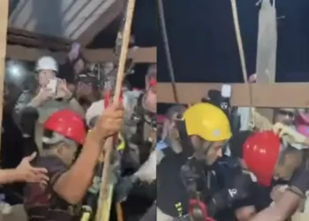 Um dos três garimpeiros salvos em Canaã dos Carajás se emocionou ao ser retirado da mina de cobre. (Reprodução / TV Correios SBT)