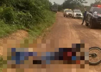 A imagem mostra os corpos das vítimas jogados na estrada perto de uma motocicleta. (Foto: Reprodução | Correio de Carajás)