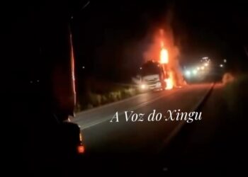 Caminhão pega fogo na BR-230, entre Novo Repartimento e Maracaja, no sudeste do Pará