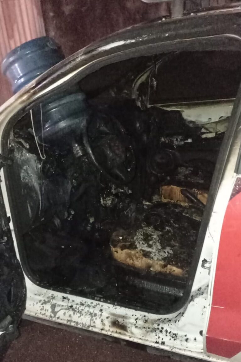 Carro incendiado em Moju — Foto: Divulgação/ Redes Sociais