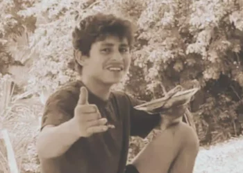 fonte A imagem em destaque mostra Lisvan Araújo dos Santos, o jovem que foi assassinado a pauladas. Foto: Reprodução