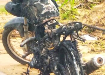 Mistério em Vitória do Xingu: motocicleta incendiada é abandonada em estrada