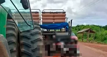 A imagem em destaque mostra a máquina agrícola, a motocicleta e o corpo da vítima no local do acidente. (Foto: Reprodução | O Impacto)