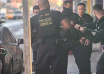 A imagem em destaque mostra policiais federais no cumprimento dos mandados expedidos pela 4ª Vara Federal da Seção Judiciária do Pará. (Foto: Divulgação | PF)