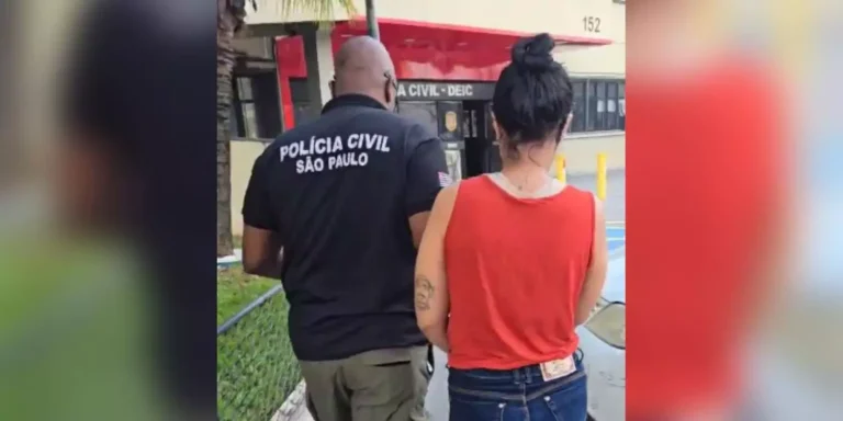 A imagem em destaque mostra um policial civil de São Paulo conduzindo uma das suspeitas presas na operação "Velozes e Furiosos" até a delegacia. (Foto: Divulgação | PC)