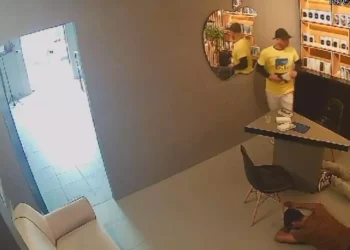 A imagem mostra o suspeito (de camisa amarela) e as vítimas deitadas no chão. (Redes sociais)