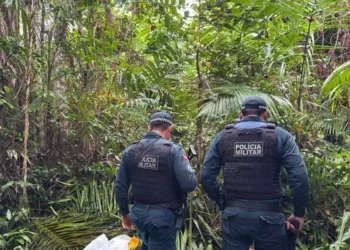 Imagem dos policiais militares ao encontrarem os corpos na área de mata. (Foto: Redes Sociais)