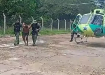 A imagem em destaque mostra uma guarnição do Grupamento Aéreo de Segurança Pública (Graesp) com o suspeito preso. (Foto: Divulgação | Agência Pará)