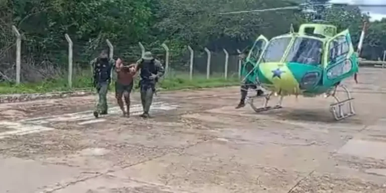 A imagem em destaque mostra uma guarnição do Grupamento Aéreo de Segurança Pública (Graesp) com o suspeito preso. (Foto: Divulgação | Agência Pará)