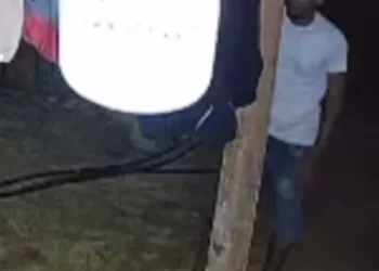 Uruará: Suspeito de praticar roubos de moto e celulares é capturado pela PM Suspeito durante ação de furto de moto no km 140