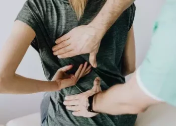 Problemas na coluna intensificaram afastamento de profissionais (Foto: Banco de imagens/Pexels (Imagem meramente ilustrativa)