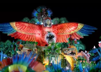 Foliões da escola de samba Grande Rio se apresentam durante a noite de encerramento do Carnaval do Rio, no Sambódromo da Marquês de Sapucaí, (Mauro PIMENTEL / AFP)