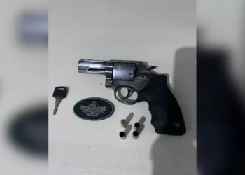 A imagem em destaque mostra o material apreendido pela Polícia Militar após o confronto: a arma utilizada pelo suspeito, munições e a chave da moto onde ele estava. (Foto: Divulgação | PM)