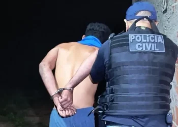 Suspeito sendo conduzido para a Delegacia de Polícia