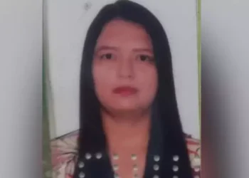 A imagem em destaque mostra July Hanna Carvalho Picanço, de 28 anos, a vítima do acidente de trânsito. (Foto: Reprodução | Correio de Carajás)