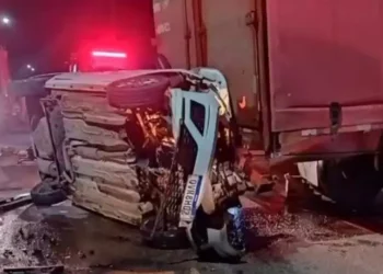 Carro dirigido por Adeilson Nascimento Teixeira ficou totalmente destruído com a colisão com carreta, em Paragominas. (Reprodução Redes Sociais)