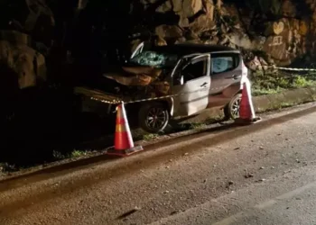 Carro da vítima após colisão com parede de pedra em Moraes de Almeida. (Foto: Folha do Progresso)