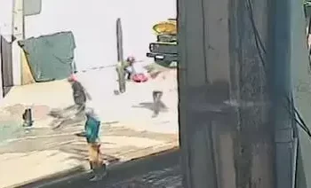 Um vídeo de câmera de segurança mostra que o bandido agiu com violência. (Reprodução/ redes sociais)