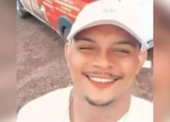 A imagem em destaque mostra Matheus Almeida de Souza, de 25 anos, o jovem assassinado a tiros. (Foto: Reprodução | Debate Carajás)