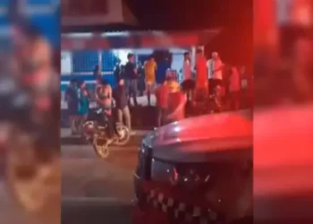 A imagem em destaque mostra uma movimentação de curiosos no local do crime. (Foto: Reprodução | Correio de Carajás)