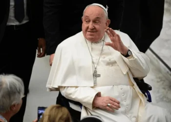 Papa lutou contra uma pneumonia com risco de morte, segundo os médicos / Reprodução AFP