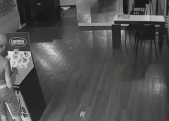 A imagem em destaque mostra o suspeito durante o furto. (Foto: Reprodução | Giro Portal)