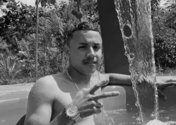 A imagem em destaque mostra Lucas Henrique, de 19 anos, jovem que morreu após ficar soterrado durante um desmoronamento de barreira na comunidade Porto Rico, em Jacareacanga. (Foto: Reprodução | Giro Portal)