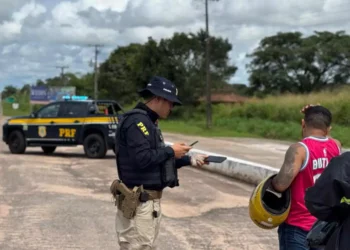 A imagem em destaque mostra um policial rodoviário federal durante abordagem a um motociclista. (Foto: Divulgação | ASCOM PRF)