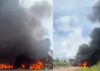 Carretas pegam fogo na BR-163, próximo a Novo Progresso. (Foto: Giro Portal)