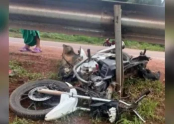 A imagem em destaque mostra a moto encontrada perto do corpo da vítima. (Foto: Reprodução | Giro Portal)