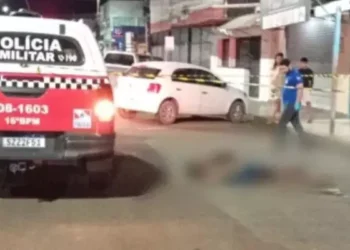 A Polícia Militar foi acionada e encontrou o corpo da vítima caído no chão. A Polícia Civil e a equipe do Instituto Médico Legal (IML) também estiveram no local para iniciar as investigações. (Reprodução)