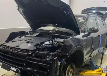 Quadrilha invade concessionária da Porsche, desmonta carros e rouba peças de R$ 40 mil