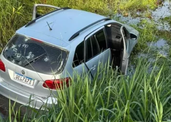 Os suspeitos estariam circulando em um veículo modelo Volkswagen SpaceFox, de cor prata e placas QEL7A73. (Reprodução)