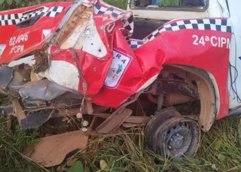 Segundo informações preliminares repassadas pela polícia, a falha provocou o descontrole do veículo, que capotou várias vezes, parando à margem da rodovia. (Reprodução)