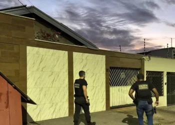 A imagem em destaque mostra policiais federais durante o cumprimento dos mandados de busca e apreensão. (Foto: Divulgação | Ascom PF)