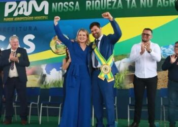 Arthur Possimoser com a tia Raquel Possimoser no dia da posse como prefeito de Placas — Foto: Reprodução / Redes sociais