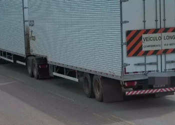 A imagem em destaque mostra a carreta envolvida no sinistro. (Foto: Divulgação | PM)