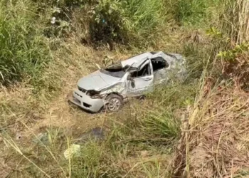 O impacto da queda foi tão forte que o veículo ficou completamente destruído. Imagens divulgadas nas redes sociais mostram o carro irreconhecível. (Reprodução/ Portal Tailândia)