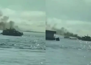 A imagem em destaque mostra fumaça saindo da embarcação atingida pelo incêndio. (Foto: Reprodução | Giro Portal)