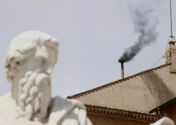 Fumaça preta sai da chaminé da Capela Sistina no segundo dia de conclave para escolha do novo papa (Alberto PIZZOLI / AFP)