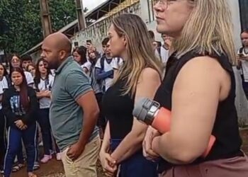 Diretor da 10 DRE juntamente com a direção da Escola Polivalente